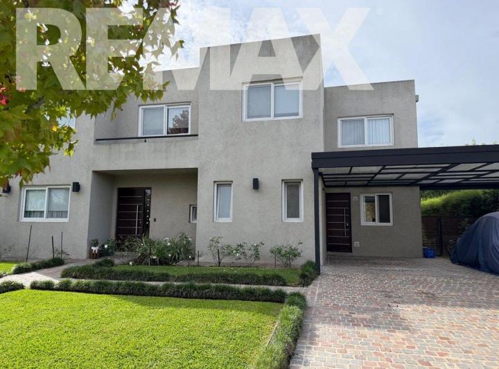 Casa · 264m² · 6 Ambientes · 2 Cocheras