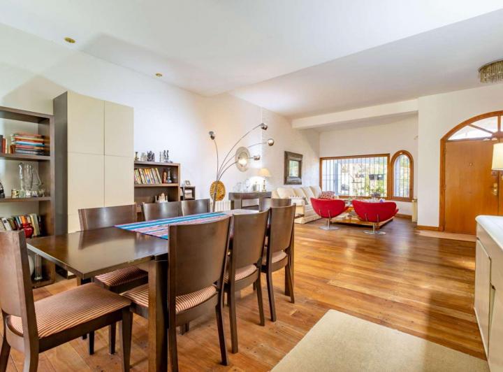 Casa · 340m² · 6 Ambientes · 2 Cocheras