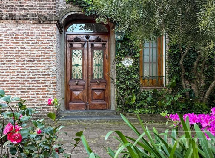 Casa · 255m² · 4 Dormitorios · 5 Cocheras