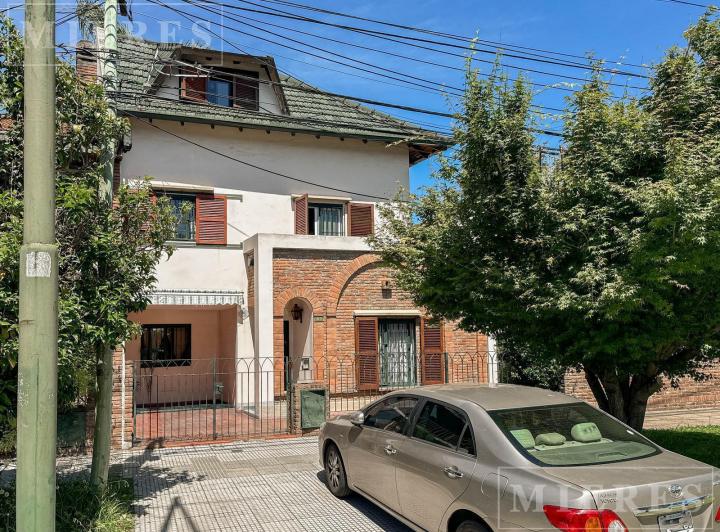 Casa · 144m² · 4 Dormitorios · 1 Cochera