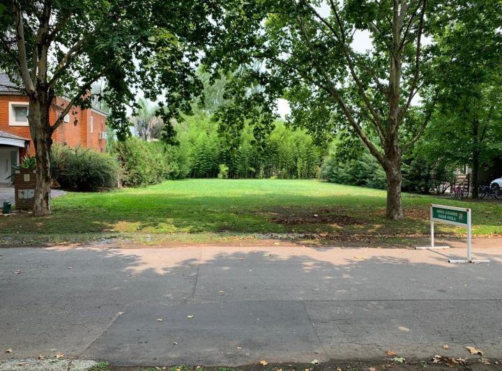 Terreno · 818m²