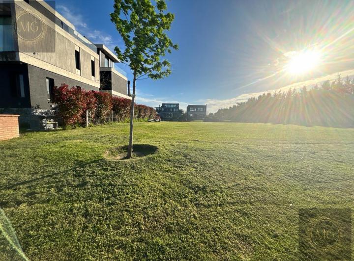 Terreno · 883m²