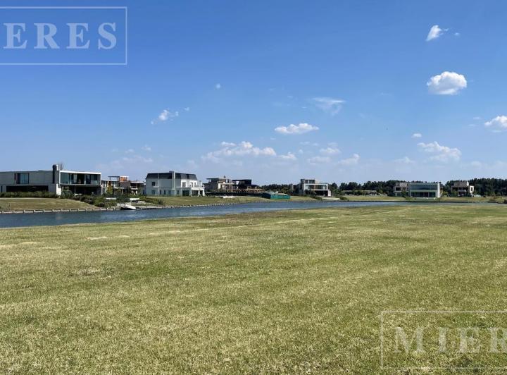 Terreno · 938m²