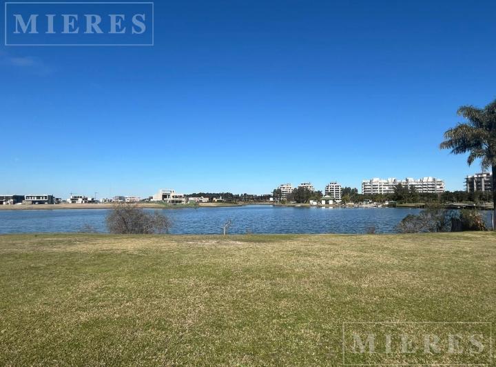 Terreno · 1300m²