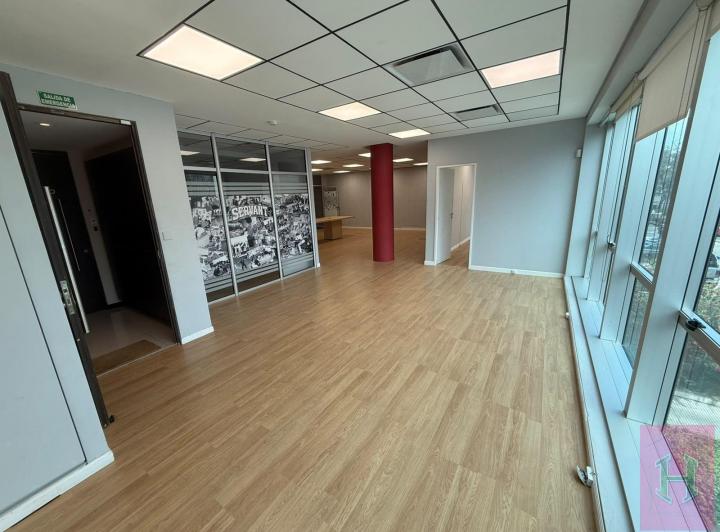 Oficina comercial · 125m² · 6 Ambientes · 2 Cocheras