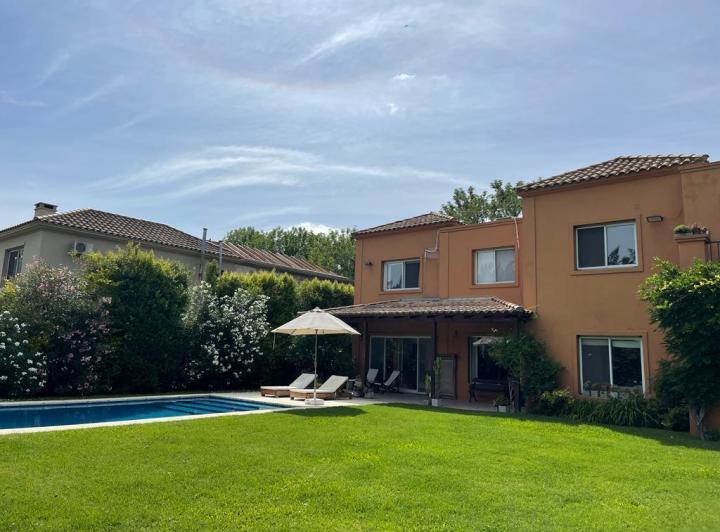 Casa · 280m² · 7 Ambientes