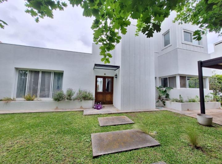 Casa · 200m² · 6 Ambientes · 2 Cocheras