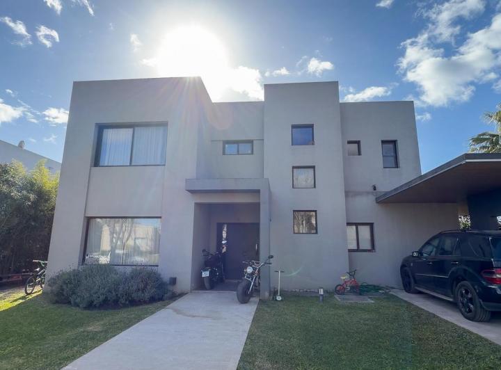 Casa · 220m² · 6 Ambientes · 3 Cocheras