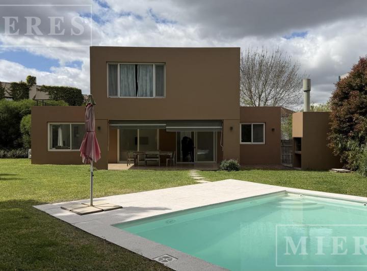Casa · 250m² · 5 Ambientes