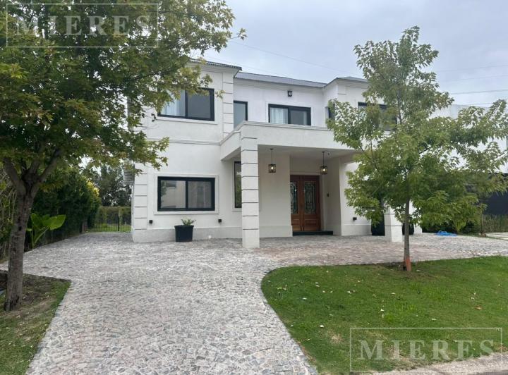 Casa · 255m² · 6 Ambientes · 3 Cocheras