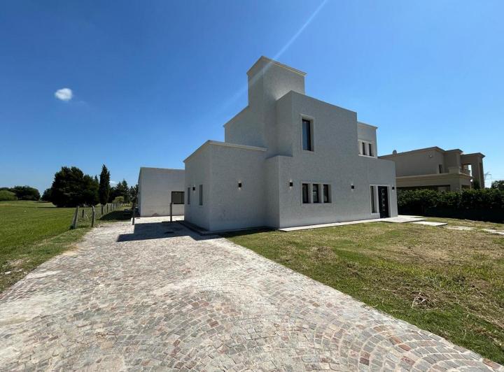 Casa · 377m² · 4 Ambientes · 6 Cocheras