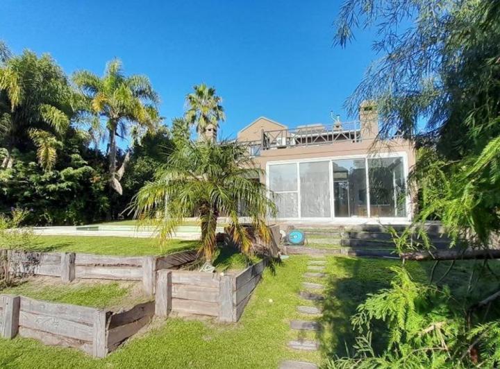 Casa · 220m² · 4 Ambientes · 4 Cocheras