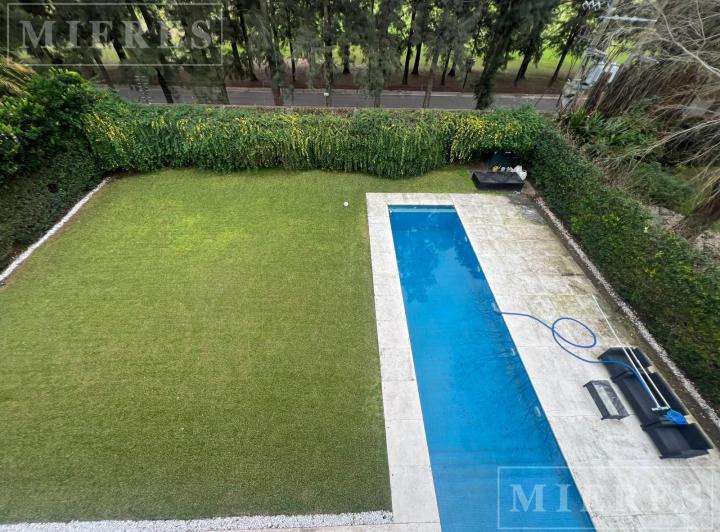 Casa · 401m² · 6 Ambientes · 4 Cocheras