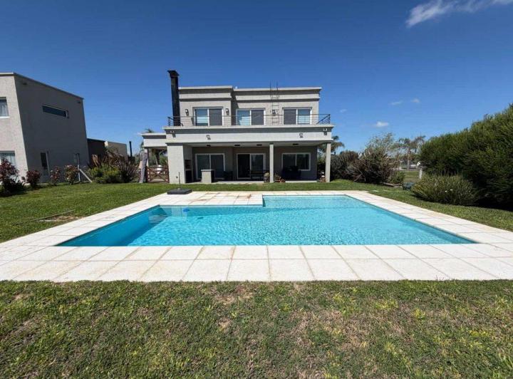 Casa · 140m² · 4 Ambientes · 2 Cocheras