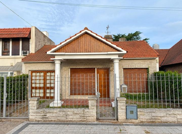Casa · 200m² · 4 Ambientes · 2 Cocheras