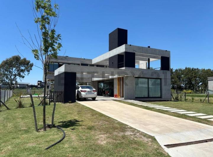 Casa · 243m² · 6 Ambientes · 2 Cocheras