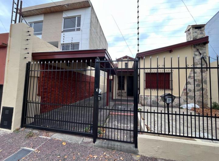 Casa · 205m² · 6 Ambientes · 1 Cochera