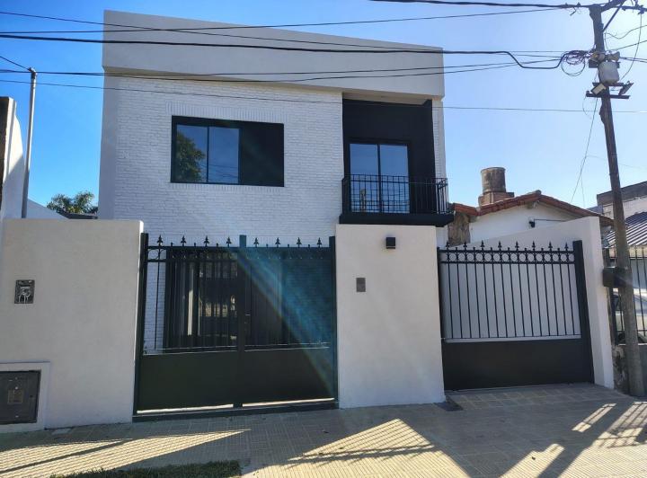 Casa · 190m² · 4 Ambientes · 2 Cocheras
