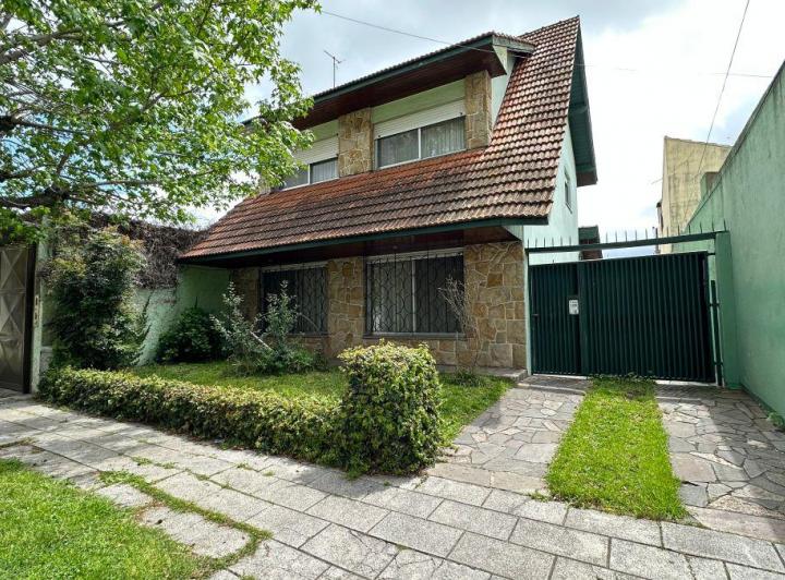 Casa · 194m² · 4 Ambientes · 3 Cocheras