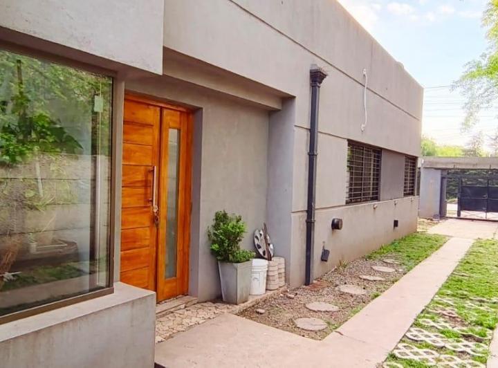 Casa · 445m² · 4 Ambientes · 5 Cocheras