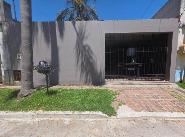 Casa · 242m² · 4 Ambientes · 1 Cochera