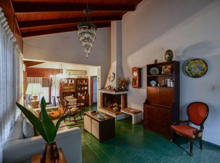 Casa · 250m² · 4 Ambientes · 3 Cocheras