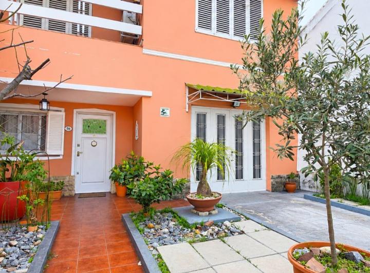 Casa · 245m² · 5 Ambientes · 2 Cocheras