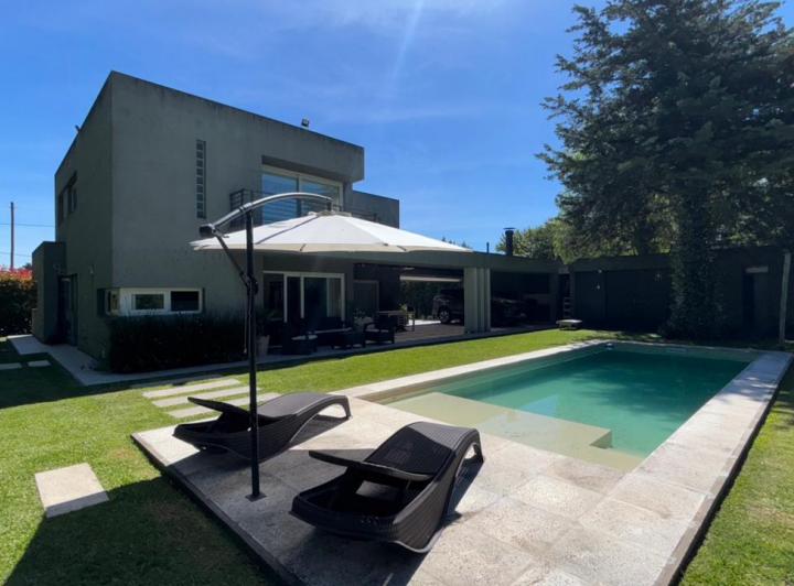 Casa · 240m² · 5 Ambientes · 4 Cocheras