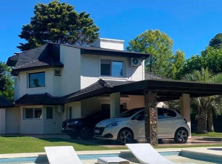 Casa · 260m² · 5 Ambientes · 2 Cocheras