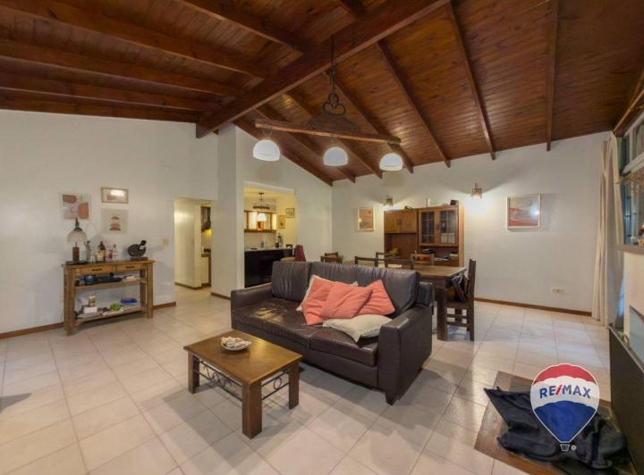 Casa · 230m² · 6 Ambientes · 3 Cocheras