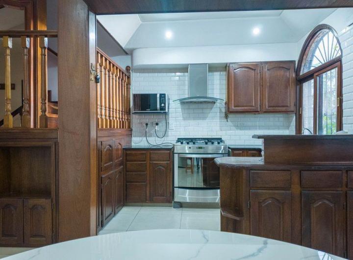 Casa · 230m² · 4 Ambientes · 2 Cocheras
