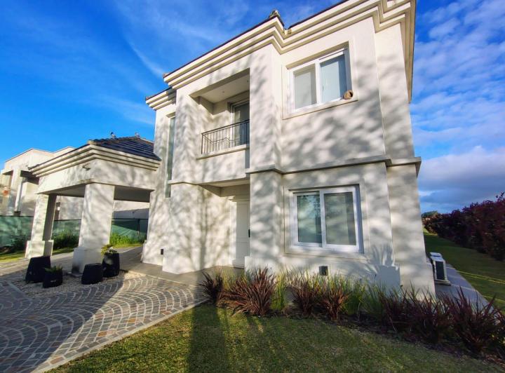 Casa · 296m² · 5 Ambientes · 2 Cocheras