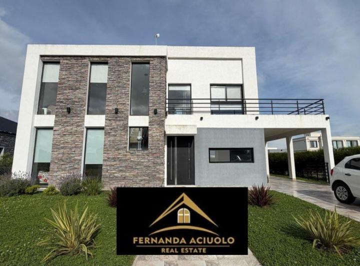 Casa · 128m² · 4 Ambientes · 3 Cocheras