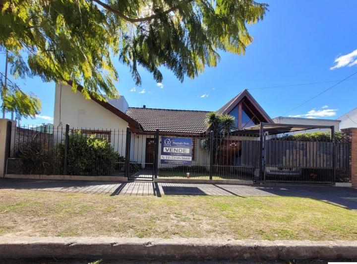 Casa · 380m² · 4 Ambientes · 1 Cochera