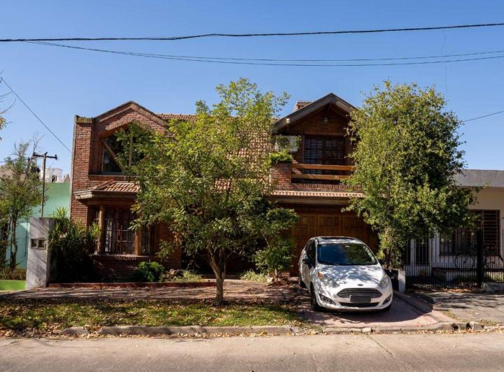 Casa · 190m² · 4 Ambientes · 2 Cocheras