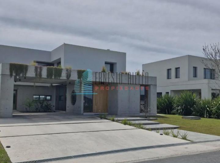 Casa · 218m² · 5 Ambientes · 2 Cocheras