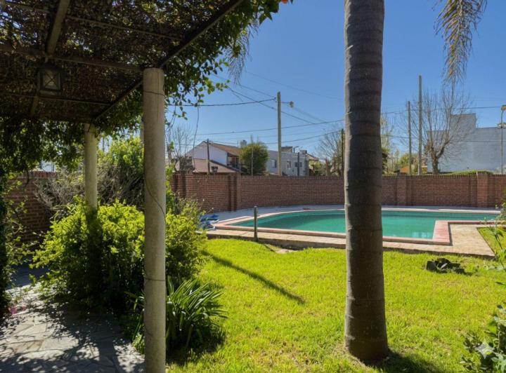 Casa · 230m² · 4 Ambientes · 2 Cocheras