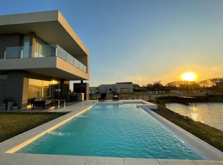 Casa · 270m² · 4 Ambientes · 2 Cocheras