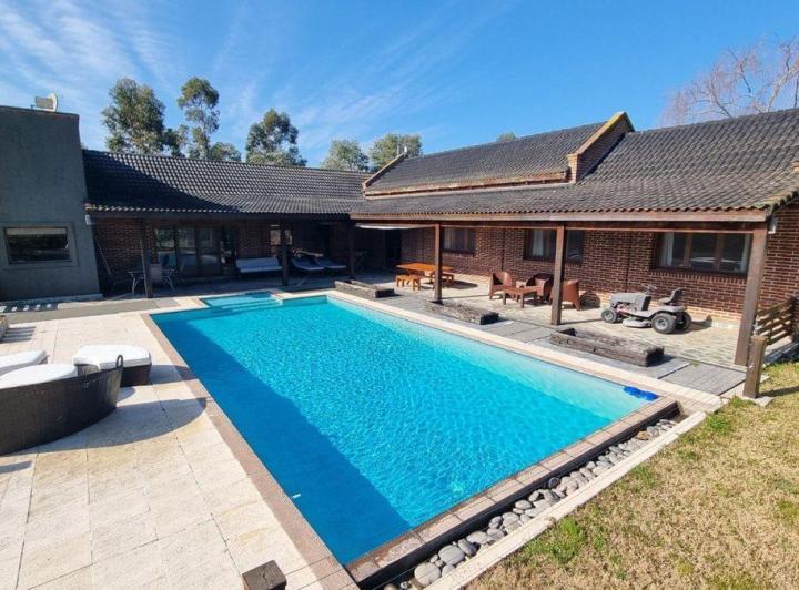 Casa · 226m² · 5 Ambientes · 2 Cocheras