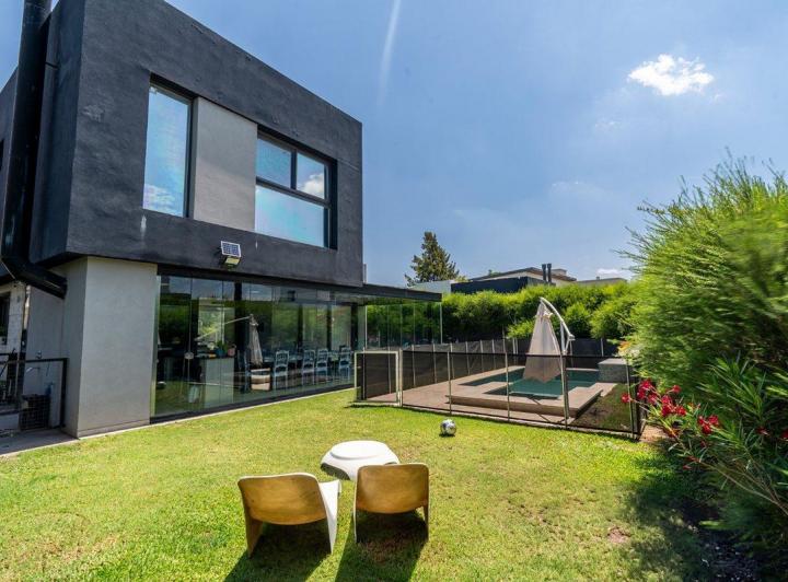 Casa · 248m² · 4 Ambientes · 1 Cochera