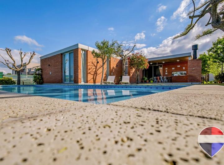 Casa · 212m² · 5 Ambientes · 4 Cocheras