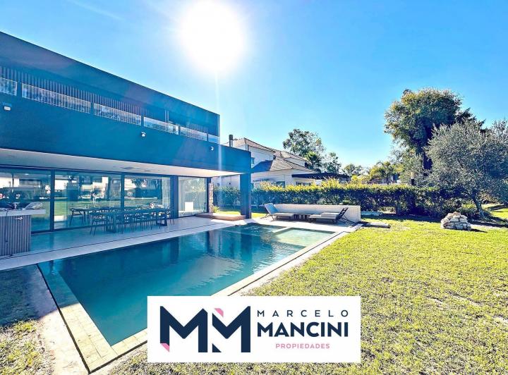 Casa · 370m² · 5 Ambientes · 2 Cocheras