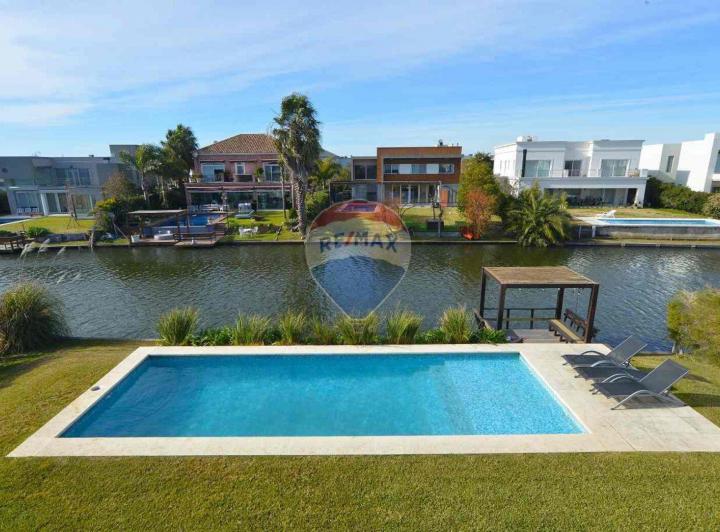 Casa · 350m² · 5 Ambientes · 2 Cocheras