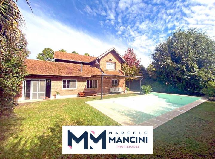 Casa · 240m² · 6 Ambientes · 4 Cocheras