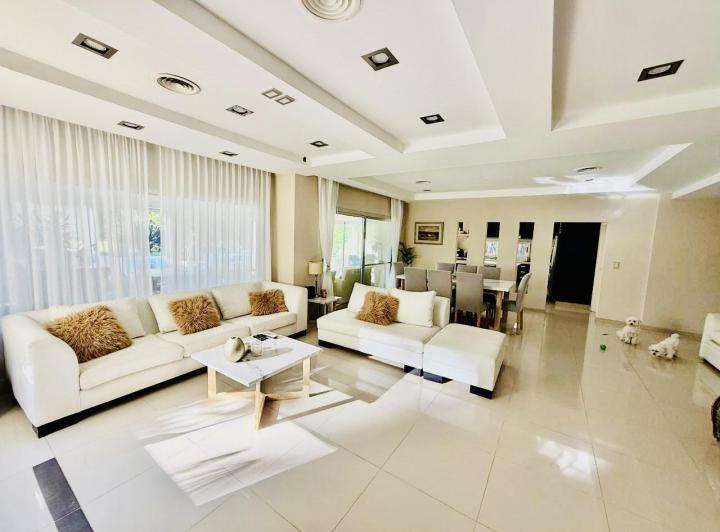 Casa · 380m² · 6 Ambientes · 6 Cocheras
