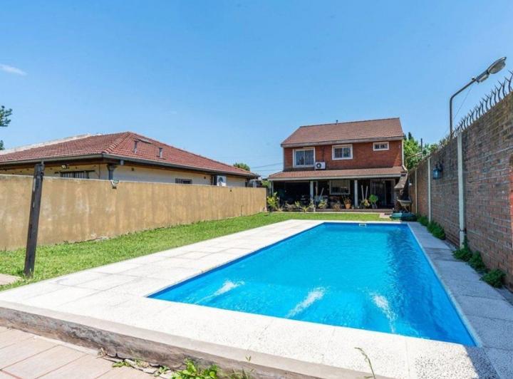 Casa · 180m² · 5 Ambientes · 3 Cocheras