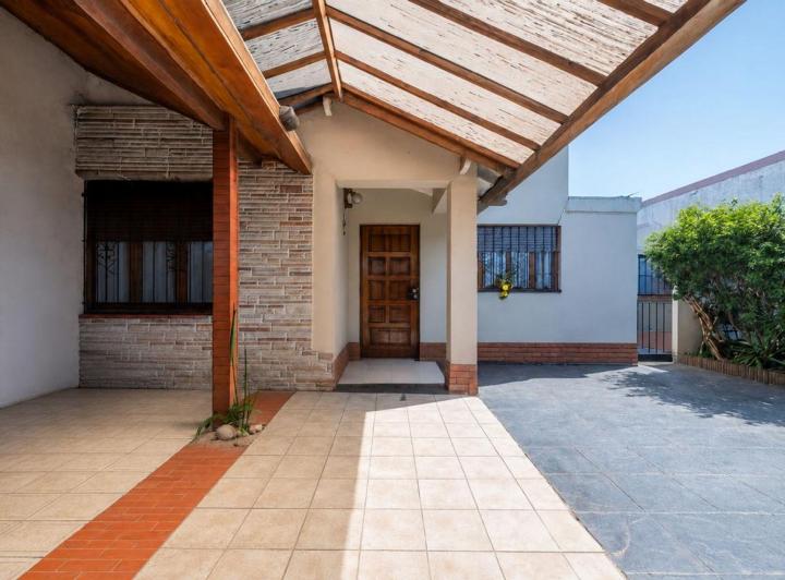 Casa · 140m² · 5 Ambientes · 2 Cocheras