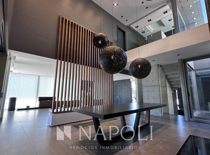 Casa · 810m² · 8 Ambientes · 3 Cocheras