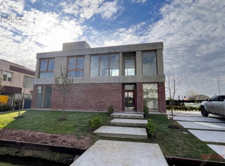 Casa · 243m² · 5 Ambientes · 2 Cocheras