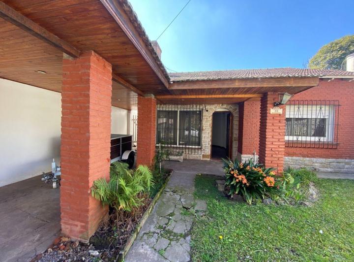 Casa · 230m² · 9 Ambientes · 1 Cochera
